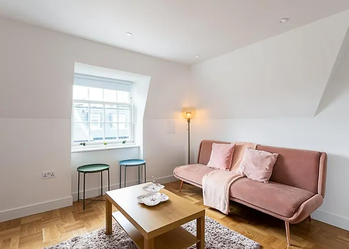 Modern And Stylish Apartment In West Kensington