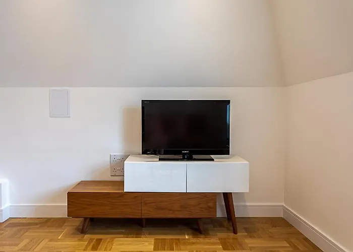 Modern And Stylish Apartment In West Kensington